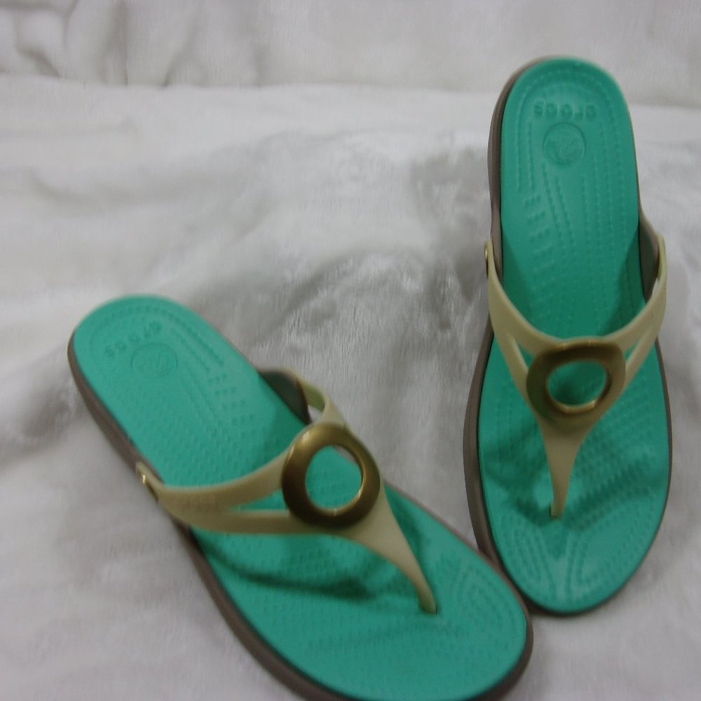 S-42 CROCS WOMENS SANRAH WEDGE SANDAL